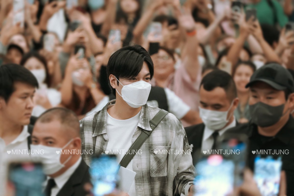 Mint_Piyawan's tweet photo. @actorleeminho #ลีมินโฮ #LeeMinHo 
#WelcomeLeeMinHotoThailand #merzaestheticsxleeminho https://t.co/8bjeMYjasy