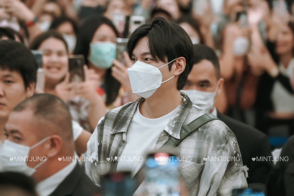 Mint_Piyawan's tweet photo. @actorleeminho #ลีมินโฮ #LeeMinHo 
#WelcomeLeeMinHotoThailand #merzaestheticsxleeminho https://t.co/8bjeMYjasy