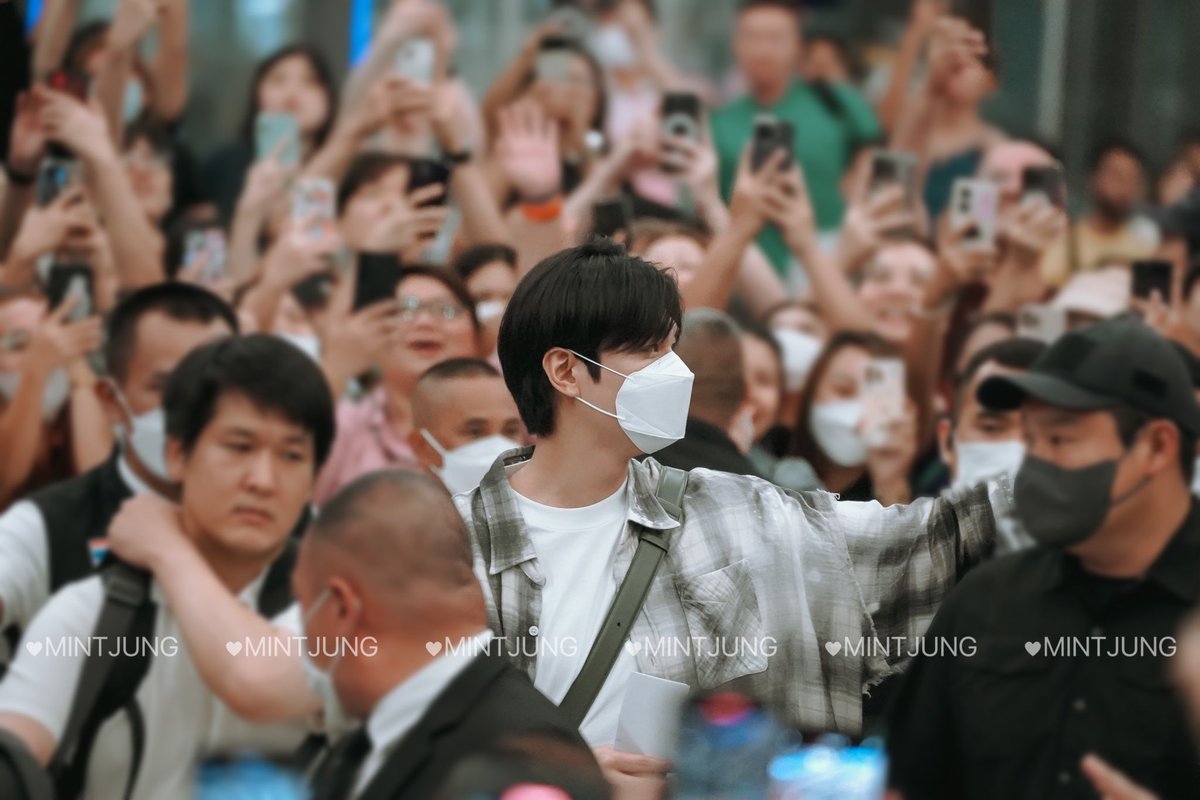 Mint_Piyawan's tweet photo. @actorleeminho #ลีมินโฮ #LeeMinHo 
#WelcomeLeeMinHotoThailand #merzaestheticsxleeminho https://t.co/8bjeMYjasy