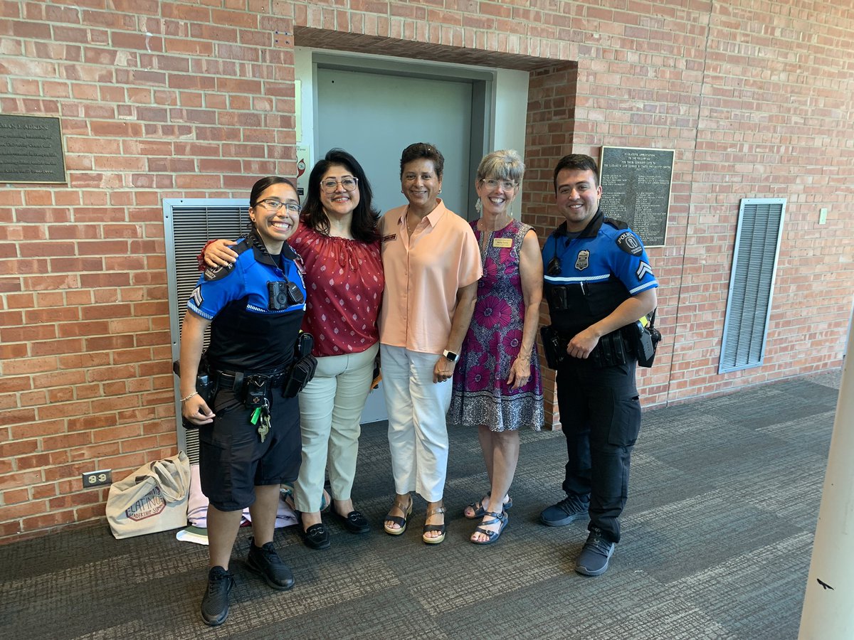 tupd538's tweet photo. Today, we were part of an event where we were able to meet the families of our Skyline Scholars. On behalf of the Trinity University Police Department, welcome Skyline Scholars! https://t.co/Nc2ZkzQ31i