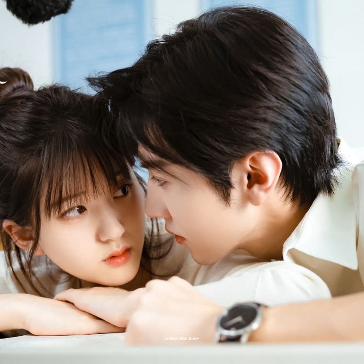 seondrama's tweet photo. Hidden love é de uma delicadeza e sensibilidade tão linda. É a história do amor mais puro que possa existir, do amadurecimento do sentimento entre duas pessoas e tudo isso é contado de uma maneira muito sutil que você assiste todas as cenas sorrindo! 🩵 #HiddenLove https://t.co/6JHXhfDgfO
