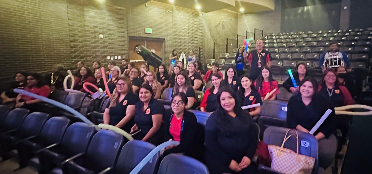 TotallyThird's tweet photo. Botello representing! 🙌🏼 We had a great time during our ED address. @LourdesGarduno3 @botello_pl_es @lozadallasisd @AdamsonSchools https://t.co/s5JdwAmppK
