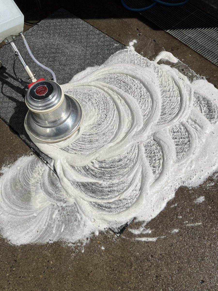 今年もこの季節が😆
マットをガンガン洗います！

#ビルメンテナンス　#掃除