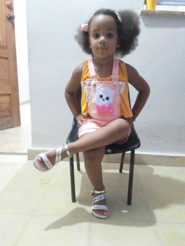 PrisonersDFNdrs's tweet photo. ⚠️ESTO NO TIENE NOMBRE⚠️
Según nos reporta y documenta la familia, la niña pequeña de 3 años de edad Leadi Kataleya Naranjo, hija del preso de conciencia Idael Naranjo Pérez, ha sido citada para mañana por la Seguridad del Estado de #Cuba.
La citación no ofrece duda e indica los dos nombres, apellido y la dirección de la abuela paterna, donde entregaron la citación, y la abuela también ha sido citada y amenazada de desobediencia.
Si la niña no se presenta, amenazan de acusarla igualmente de "desobediencia".
La abuela se preocupó, les dijo la edad, y aún así entregaron la citación y se fueron. Que "debían presentarse". Nada más.
Desalmados son, pero...
¿Qué clase de locos de atar están al mando en #Cuba?
¿Qué pretenden citando y amenazando a una niña de 3 años?
Esa niña no puede ir a esa ignominiosa citación. ¿A oír qué? ¿A responder qué? El tema da ASCO.
La familia no quiere llevar a la niña, y necesitan todo el apoyo para que esta locura se aclare y se detenga.
Desgraciadamente hemos visto cosas iguales o peores. Niños amenazados, separados por la fuerza de sus padres, menores torturados... El régimen de Cuba da mucho asco, por todos lados rezuma repugnancia y degradación. Todo lo que sucede en Cuba clama al cielo, y estas barbaries son distópicas.
¡MANTENGAN AL MARGEN A LOS NIÑOS, DESALMADOS ENFERMOS!
Bastante daño causan con la Ley de los 8 años que tiene a miles de niños huérfanos, separados forzosamente de sus madres para castigarlas a ellas por no doblegarse a trabajar en las misiones médicas esclavas de Cuba en el exterior, como sentenció el Comité de los Derechos del Niño.
¡BASTA YA!
#11jul #11j #11jCuba #CubaEsUnaDictadura #UNICEF @uniceflac @unicefenespanol