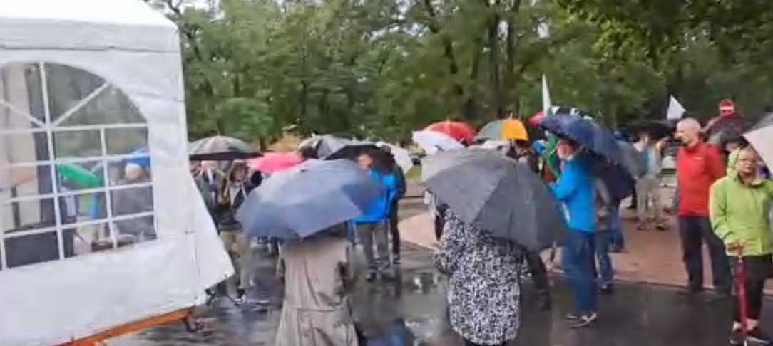 utopisdde's tweet photo. In Dresden war Montagabend bedrücktere Stimmung: der fiese Dauerregen sorgte für eine Absage des Aufzugs und einem Ausfall von Anlage und Megafon während der nassen und überschaubaren Kundgebung.
Weiter so.
#dd0708 https://t.co/XrZSz0cO3R