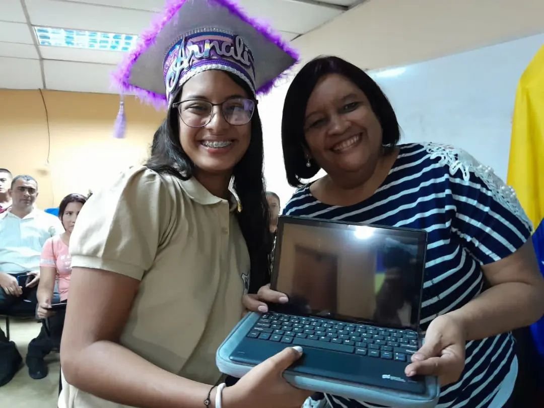 ¡Excelencia estudiantil!

41 bachilleres de los CDCEM #Ricaurte y #RómuloGallegos, así como los CDCEP #Anzoátegui y #EzequielZamora, recibieron tablet como reconocimiento a su esfuerzo por obtener mejores promedios.

<a href="/NicolasMaduro/">Nicolás Maduro</a> @MPPEDUCACION <a href="/_LaAvanzadora/">Yelitze Santaella</a>
#PuebloVamosConTodo