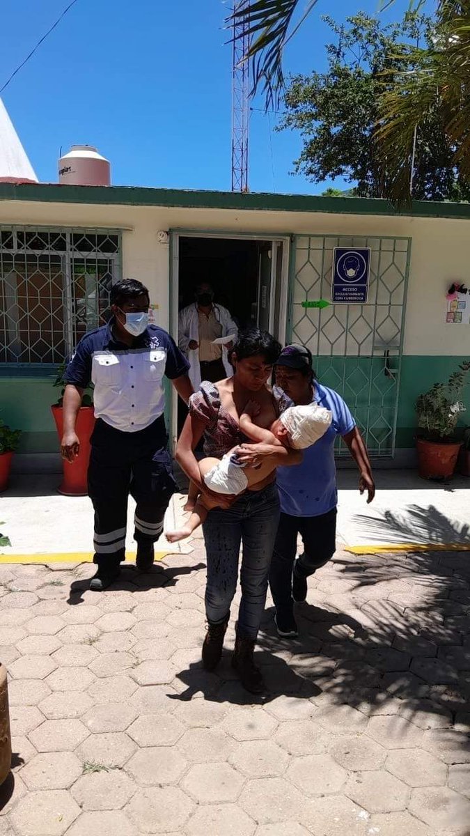 Un pequeño de un año de edad, fue atacado por un perro en Santa María El #Tule, y debido a las graves heridas en la cabeza que le produjo el ataque, el niño fue trasladado de inmediato al Hospital General Dr. Aurelio Valdivieso para recibir atención médica.

📸Redes