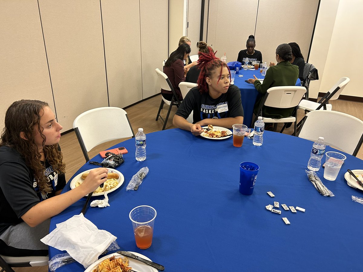 ERAUWBasketball's tweet photo. Thank you Halifax for having our team for lunch. We enjoyed getting to know you all! https://t.co/a4692Z0Eaa