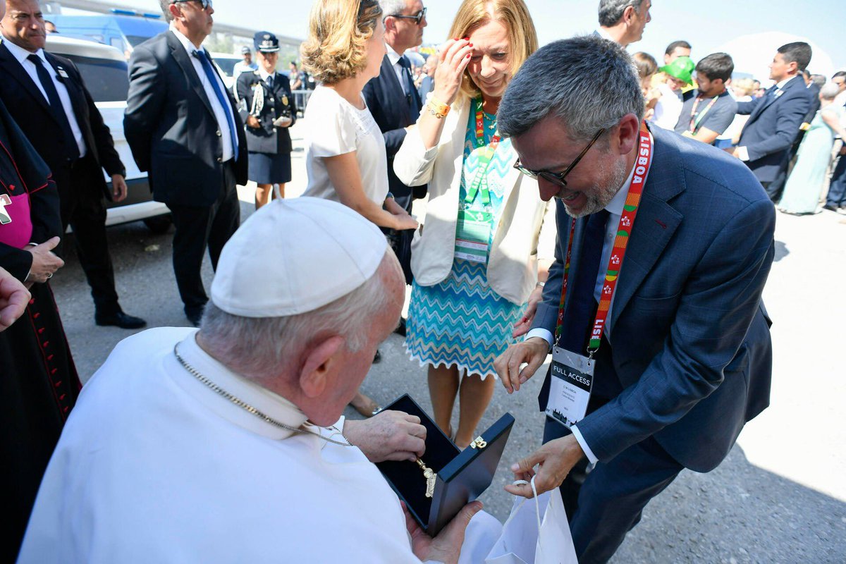 Sua Santidade o Papa Francisco recebeu a Chave de Honra da Cidade de Lisboa 🗝️ Foi uma honra tê-lo na nossa cidade e partilhar momentos inesquecíveis nesta Jornada Mundial da Juventude.