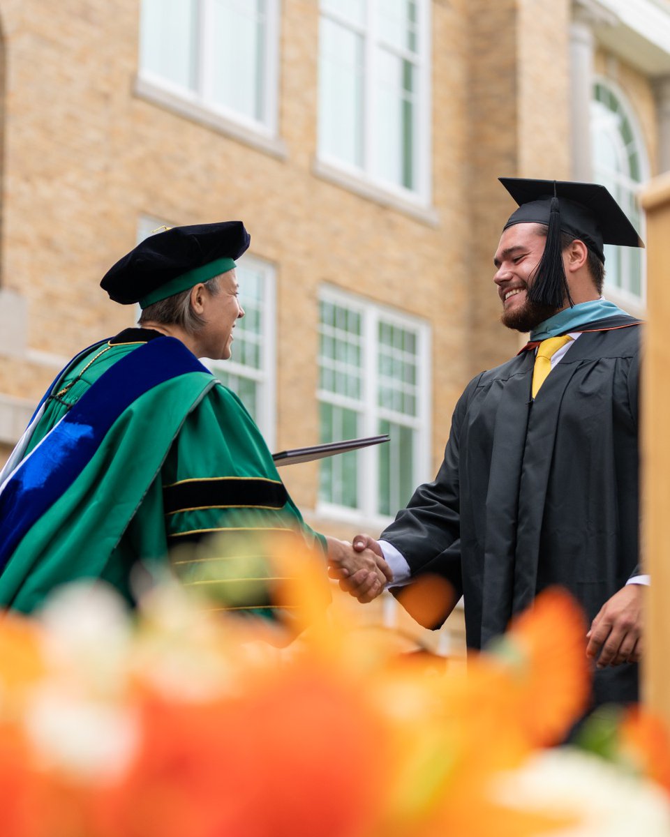 bgsu's tweet photo. Time will treat you kindly
Years from now you'll be
Ever dearer in our hearts,
Our University.
🎶🎓 #BGSUGrads https://t.co/dFBdbGt0B1