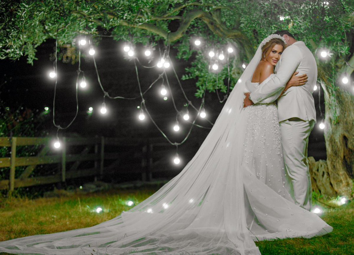 صورة رومنسية وجميلة نشرتها النجمة فيفيان مراد على إنستغرام وهي تتألق بفستان زفاف مع عبارة "أخيرا فعلتها"..هل تزوجت؟الجواب قريبا أو بعد يومين ربما؟
<a href="/VivianeMrad/">Viviane Mrad</a>