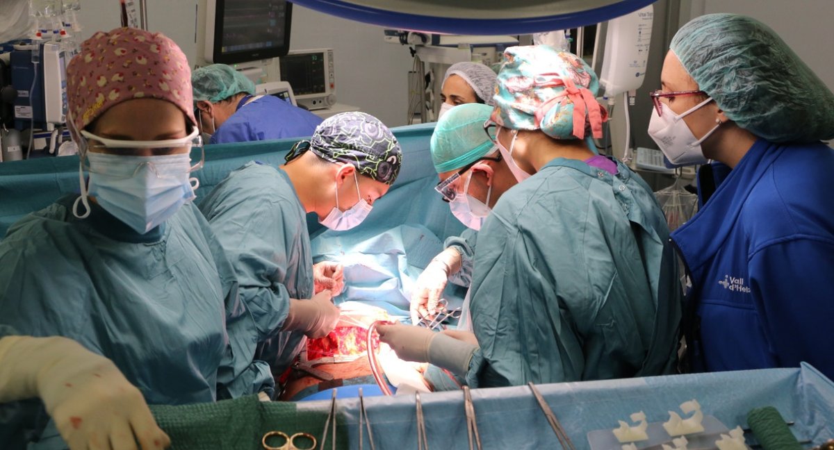 Una de les dades més destacades de l'any 🏥 El 2022 l'Hospital Universitari #VallHebron va fer 363 trasplantaments d'òrgan sòlid, la xifra més alta assolida mai per un hospital català. 170 de ronyó 107 de pulmó 77 de fetge 9 de cor Recupera la notícia 👇🏽 vhc.cat/trasplantament…