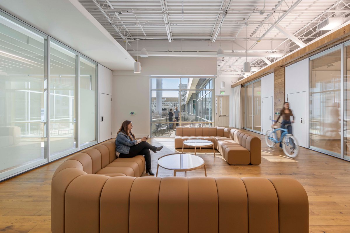 design_stg's tweet photo. Check out this paw-esome new office space STG designed for Thrive Pet Healthcare.

Thrive’s new office centers around hubs for congregating by incorporating break-out areas with soft lounge seating groups, booth-style nooks, &amp; community tables. 

#InteriorDesign #CommercialDesign https://t.co/ujFLNDgton