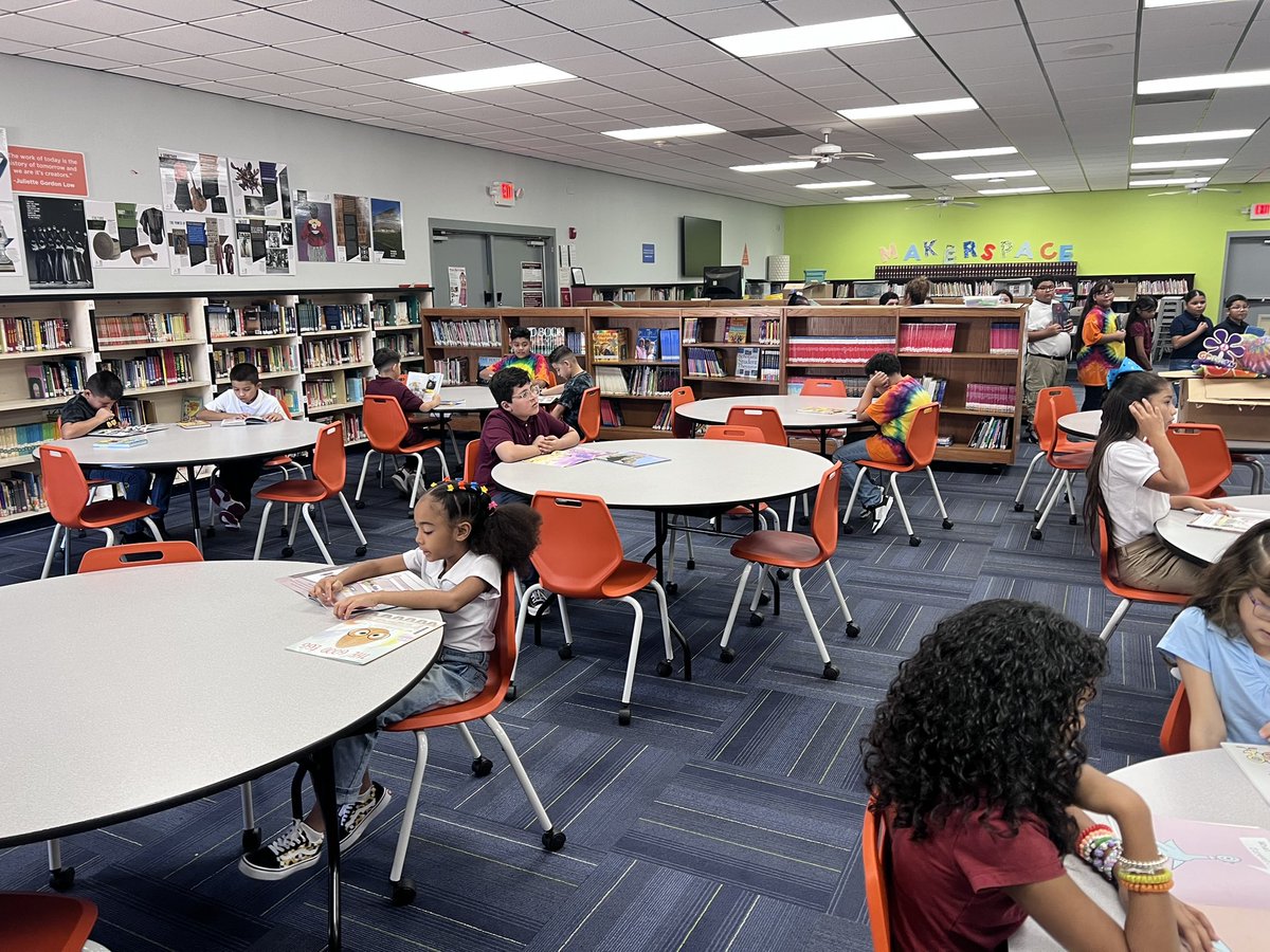 ASGcsd83's tweet photo. We are Readers here at @harriscsd83! The first day of school means the first day we get to visit our library! https://t.co/2neXapyAgz