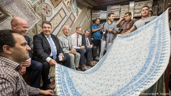 PersianCatPishi's tweet photo. Professor #Samii pflegt nicht nur die Todesrichter der Mullahs wieder gesund, sondern auch beste Beziehungen in Politik & Wirtschaft: Hier ist er mit dem damaligen Wirtschaftsminister #Gabriel im Iran, baut Brücken zwischen Islamisten & deutschen Politikern. #IranRevolution https://t.co/raL5n20Sm7