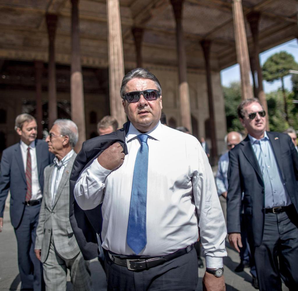 PersianCatPishi's tweet photo. Professor #Samii pflegt nicht nur die Todesrichter der Mullahs wieder gesund, sondern auch beste Beziehungen in Politik & Wirtschaft: Hier ist er mit dem damaligen Wirtschaftsminister #Gabriel im Iran, baut Brücken zwischen Islamisten & deutschen Politikern. #IranRevolution https://t.co/raL5n20Sm7