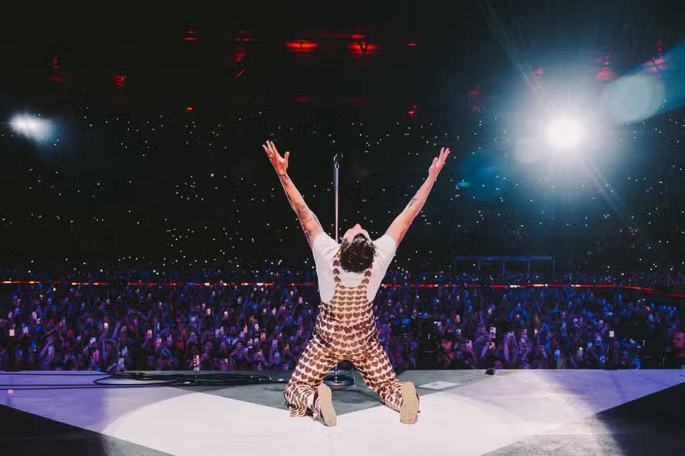Team1DFrance's tweet photo. 📲 | Le Love On Tour a terminé avec un total brut de 617,3 millions de dollars, vendant plus de 5 millions de tickets, et devient la 4e tournée la plus rentable de tous les temps et la 8e tournée la plus fréquentée de l’histoire ! 
 (via @billboard ) https://t.co/UOjbbCOYHp