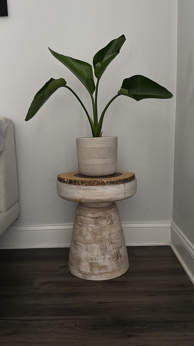 ItsAshleyCH's tweet photo. Happy with my new nightstand from @simplihome #mysimplihome https://t.co/WfKRGJMHC5