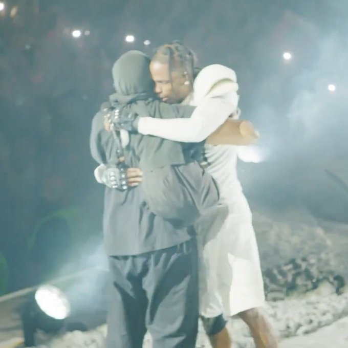 rapworldbr's tweet photo. “Só houve um ser humano que caminhou lado a lado comigo em tudo e qualquer coisa”

- Travis Scott para Kanye West agora na performance de Utopia na Itália. 

O Homem se derreteu diante da presença do Leão da Tribo de Judá, do O Alfa e o Ômega, do Nazareno, do Messias, do YE! https://t.co/dfRpM2eklO