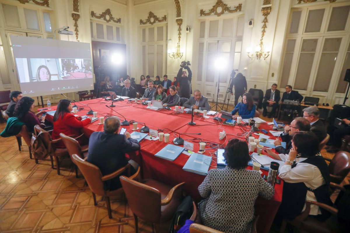 Expusimos nuevamente ante el <a href="/Senado_Chile/">Senado Chile</a> y <a href="/Camara_cl/">Diputadas y Diputados de Chile</a> sobre los avances de la Estrategia Nacional de Educación Pública, junto a las subsecretarias <a href="/AleArratiaM/">Alejandra Arratia Martínez</a> y <a href="/lagos_lagoss/">Claudia Lagos</a>, y a <a href="/EduPublicaCL/">Dirección de Educación Pública de Chile (DEP)</a> y <a href="/supereduc_cl/">Supereduc</a>.

Les dejo un resumen de los progresos del último año👇