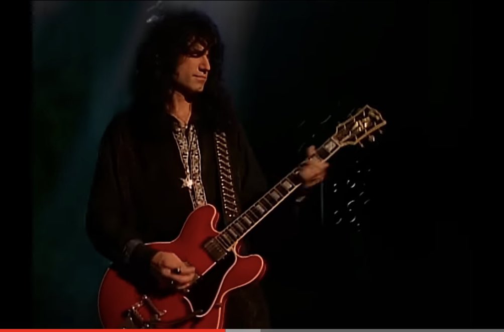 @brucekulick @UltimateRockPix Gibson ES-345 - video @kiss: 🎶Every time I look at you 🎶🎸🎶❤️😉 I hope I got it right, @brucekulick 😉❤️