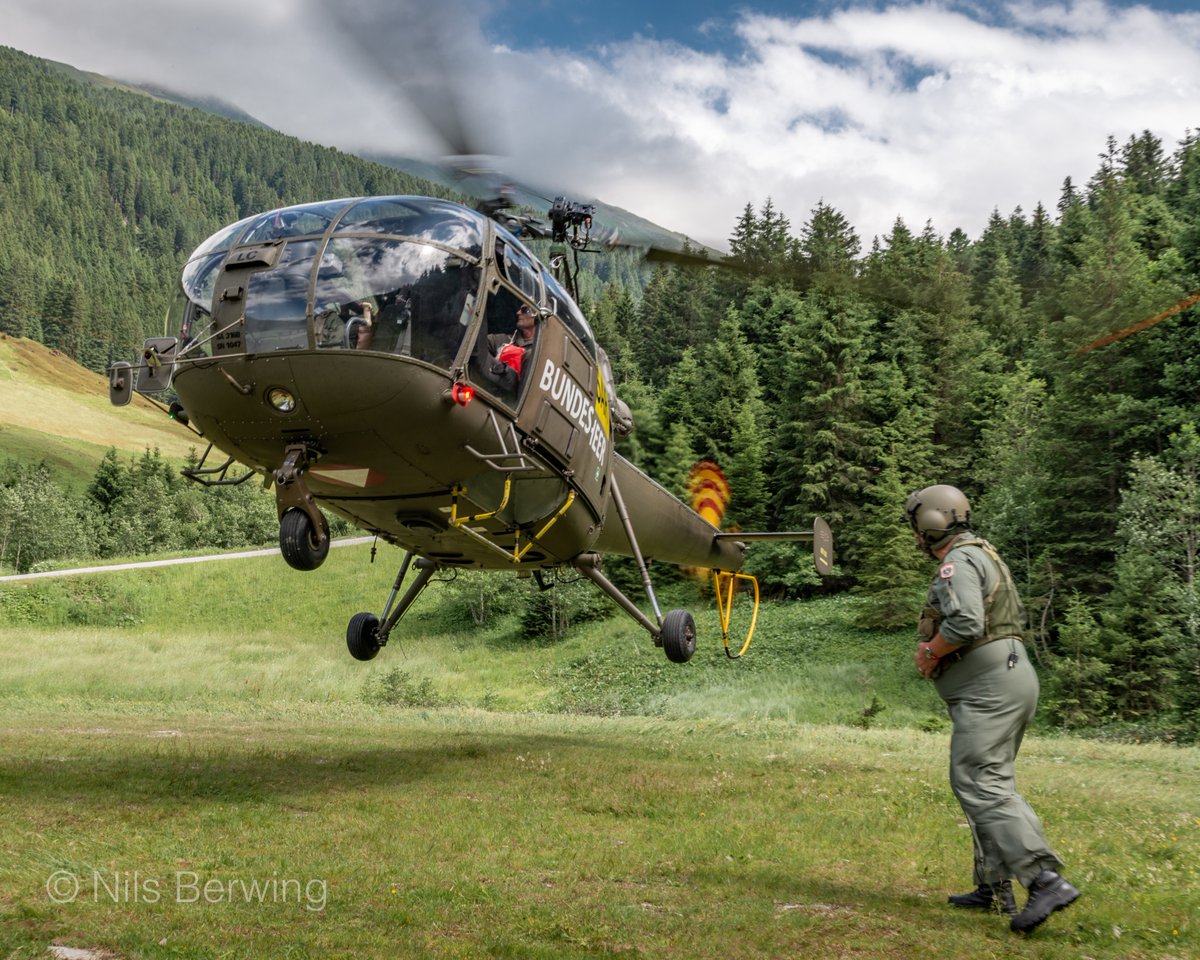 nnilsberwing's tweet photo. 🇦🇹Austrian Air Force Aérospatiale SA316B Alouette III (3E-LC) approaching the landing site at Lizum-Walchen training area. @helihub @verticalmag https://t.co/oHpFDEQjec