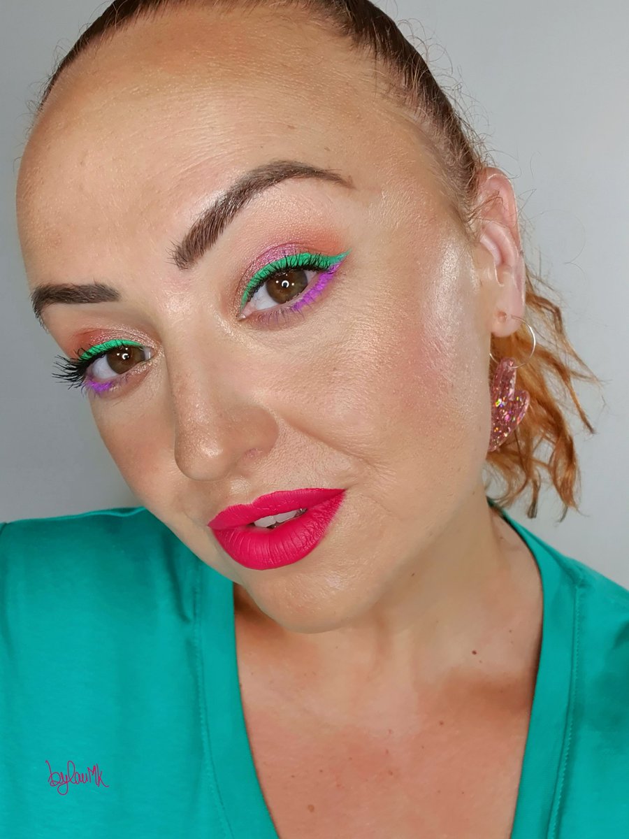 bylauMK's tweet photo. ¡¡Colorcito para empezar la semana!! 💜💚💖
Ojos con la paleta Naked Smiley "Chill Happy" de @UrbanDecay + eyeliners de la colección "Boho Woman" de #wibo 🌸🌸🌸
💄 "08. Orchid" de los Lip Tattoo de Dare Smile (una marca que descubrí el viernes en Druni).
¡¡Feliz noche!! 🌙🌟 https://t.co/Hr9U63YO0G