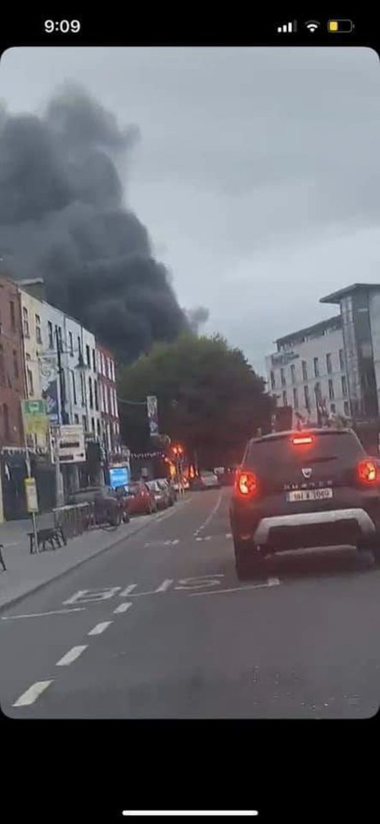ericengy's tweet photo. @AmySpnwench Fire on old rail tracks in Waterford
#SaveOurFireService https://t.co/dZuRI55jVQ