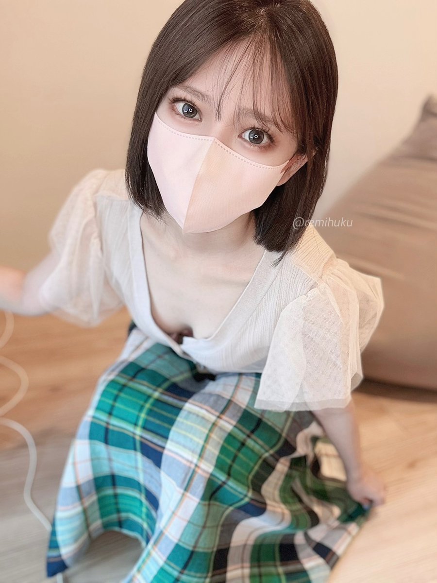 目元ほんの少し濃いめのメイク🥰
ナチュラルなほうが好き？🥹💄