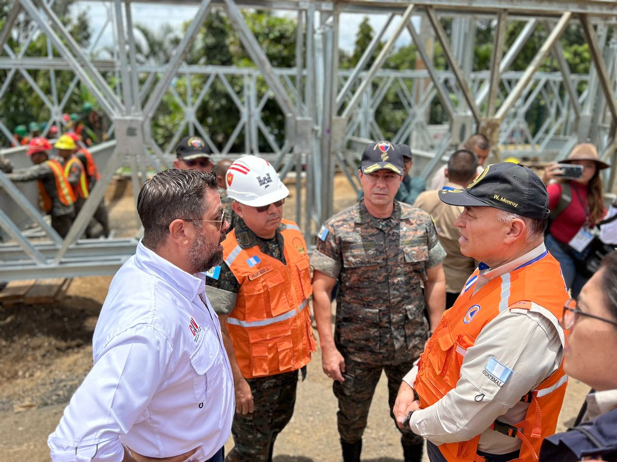 SrMindefGT's tweet photo. realizando una inspección de los trabajos en general y del terreno, buscando la habilitación pronta del paso provisional en tan importante arteria, beneficiando a la población guatemalteca a través de las capacidades diferenciadas del #Ejército_GT https://t.co/g36DIVLjZn