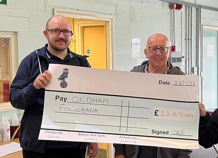 _OASF's tweet image. Hi all! OASF have been busy the last few weeks, we've:

Raised over £1k for @OldhamFoodbank
 
Bought season tickets for 10 OAFC fans

Started over 30s football sessions

Started a scheme to help OAFC fans get to matches.

1/2

#OldhamHour