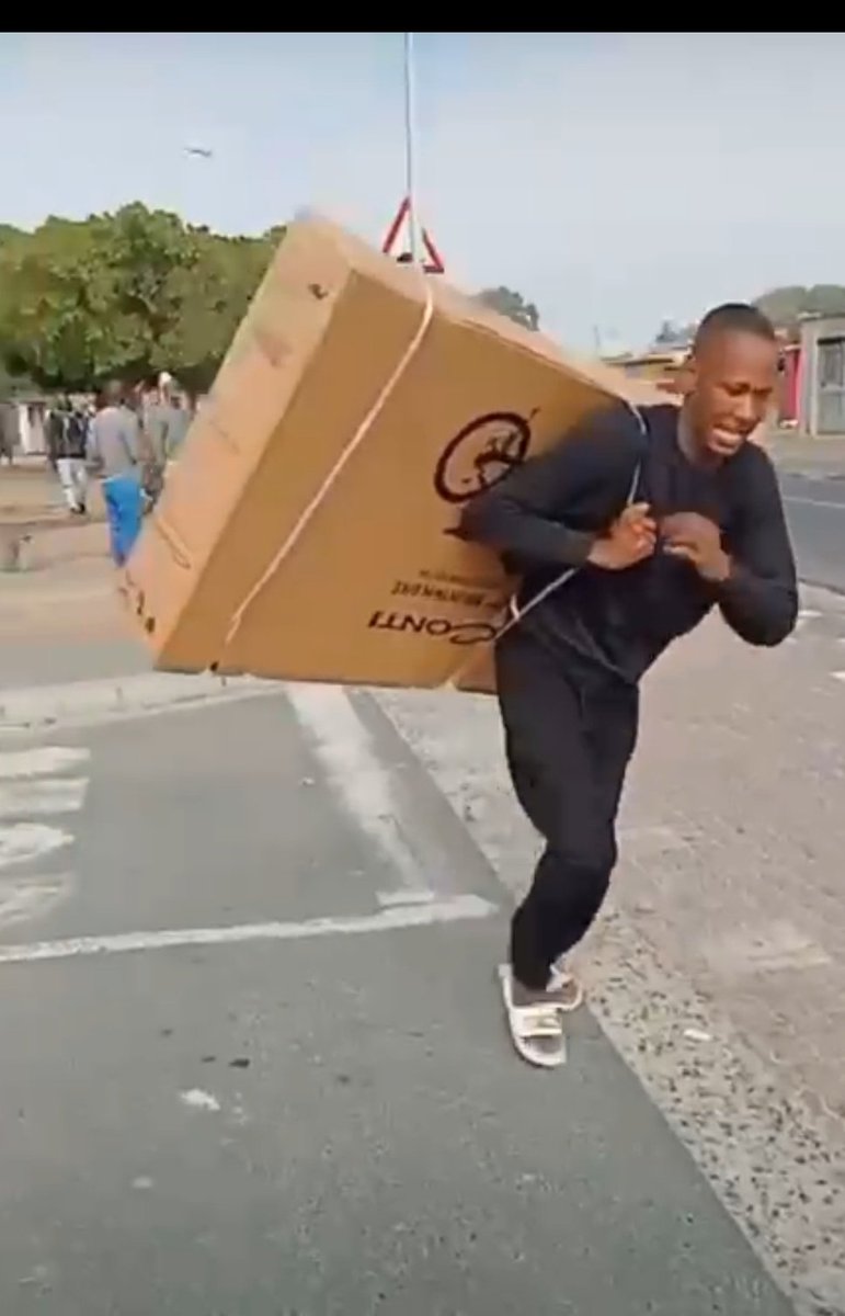 LeratoPillayZA's tweet photo. "Can we make this looter trend for taking advantage of the #TaxiStrike and Looting OK Furniture at Gugulethu Mall, The Law must make an example of him. HE WILL point the police to the other looters" #TaxiStrike 
RETWEET please https://t.co/PmAChg64Ws