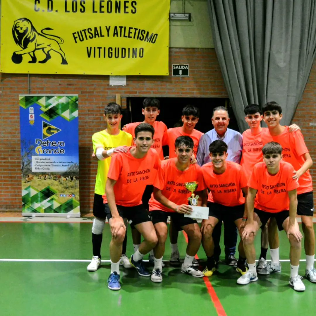 DehesaGrande's tweet photo. 💚 EQUIPOS GANADORES del III Torneo de Ferias de fútbol sala de #Vitigudino 🔝 Se nota que esos #chuletones de nuestra #cooperativa os sientan genial 😉 Enhorabuena a los chicos Ganadores ☺️

👉 Nuestro #presidente apoyando y motivando, siempre al lado de nuestros #jóvenes 😄 https://t.co/9aF2440GLI