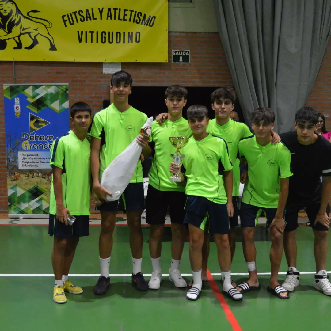 DehesaGrande's tweet photo. 💚 EQUIPOS GANADORES del III Torneo de Ferias de fútbol sala de #Vitigudino 🔝 Se nota que esos #chuletones de nuestra #cooperativa os sientan genial 😉 Enhorabuena a los chicos Ganadores ☺️

👉 Nuestro #presidente apoyando y motivando, siempre al lado de nuestros #jóvenes 😄 https://t.co/9aF2440GLI