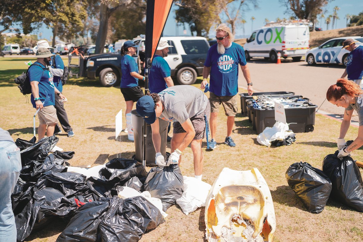 CoxCalifornia's tweet photo. On Friday, 400 @CoxAutomotive, @coxbusiness, @CoxComm, &amp; @CoxEnterprises employees volunteered with @iloveacleansd to collect 715+ pounds of trash from Bonita Cove in Mission Bay! Thank you @CM_Jencampbell &amp; @Padres Pitcher Andy Ashby for joining! #CoxConserves #LifeAtCox https://t.co/fEOMz3Bj7b