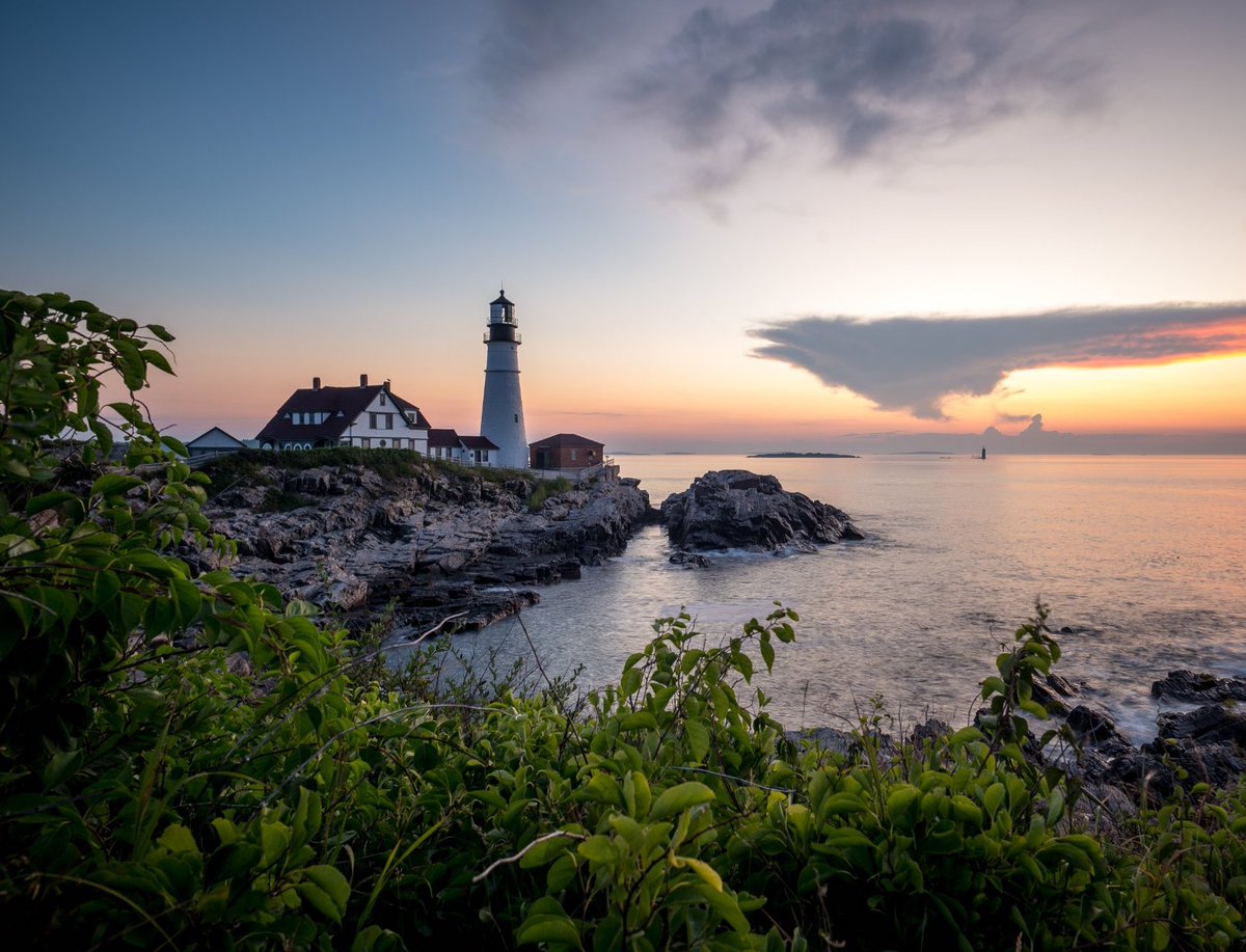 August 7 is #NationalLighthouseDay, and we couldn't let it pass without recognizing our favorite, the #PortlandHeadlight at #FortWilliamsPark. 

DYK the original tower was built for ~$2200? Her oil lamp was lit for the 1st time on January 10, 1791.