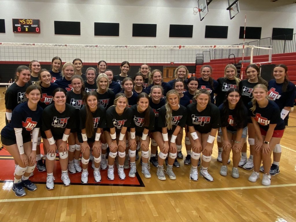 lubbockcooper's tweet photo. We loved seeing our Lady Pirates and Lady Patriots take the court together! #LCPFamily #TotallyLCP #OneDistrictOneFamily https://t.co/ZWCPr9agP7