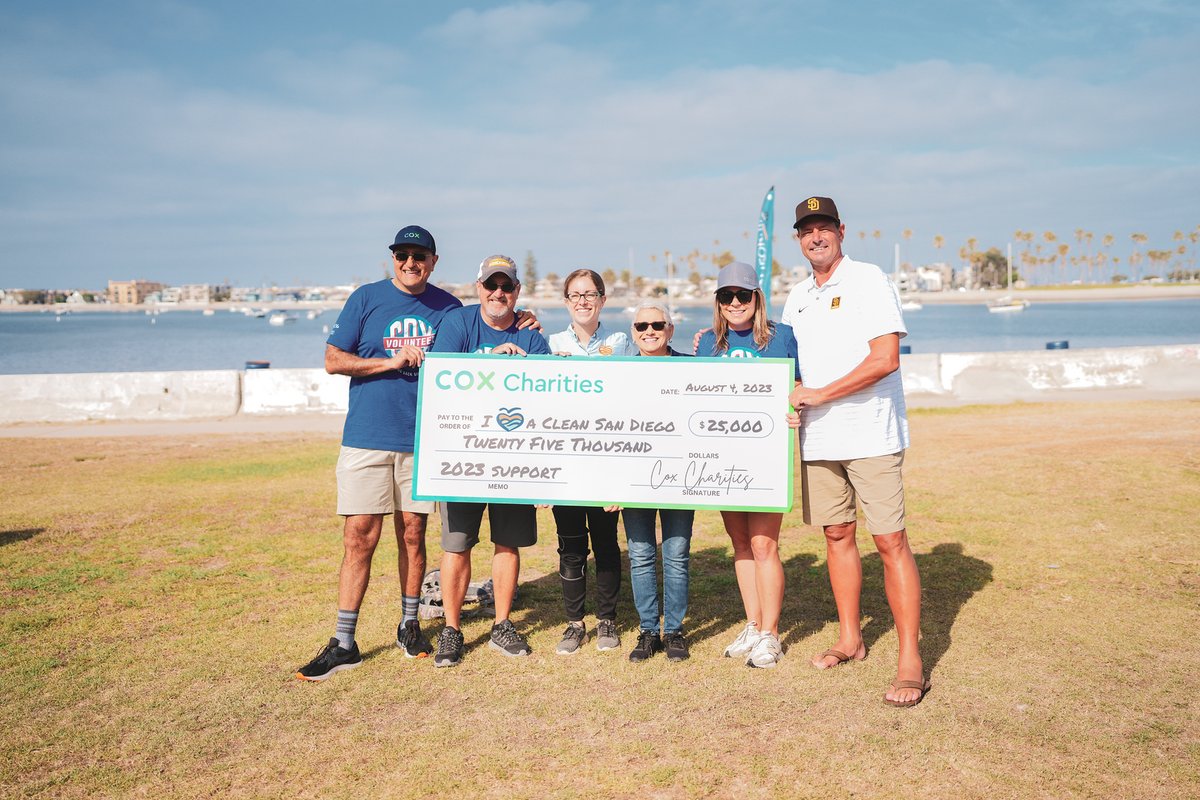 CoxCalifornia's tweet photo. On Friday, 400 @CoxAutomotive, @coxbusiness, @CoxComm, &amp; @CoxEnterprises employees volunteered with @iloveacleansd to collect 715+ pounds of trash from Bonita Cove in Mission Bay! Thank you @CM_Jencampbell &amp; @Padres Pitcher Andy Ashby for joining! #CoxConserves #LifeAtCox https://t.co/fEOMz3Bj7b