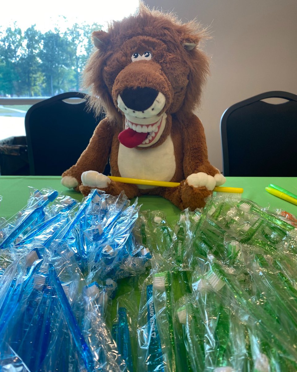 DeltaDentalAR's tweet photo. Larry the Lion loved being surrounded by Packing PANTHERS to help stuff backpacks for 500 kids in need, organized by The Vine At Cabot Saturday morning. Our team contributed toothbrushes, timers and educational handouts and items from the treasure chest.
#focusoncommunity https://t.co/VUSIiXvE70