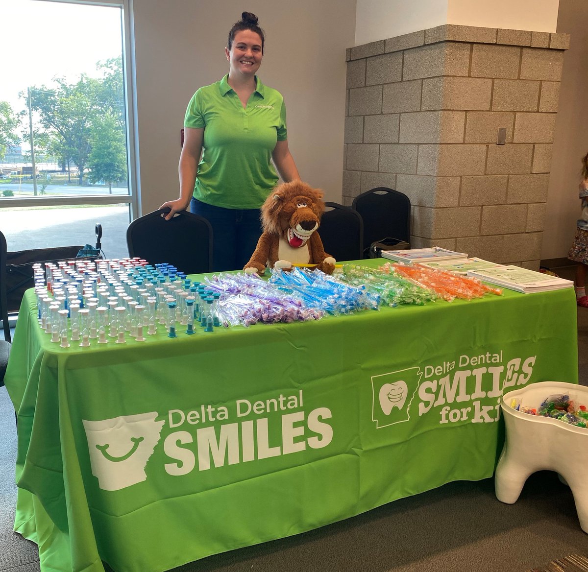 DeltaDentalAR's tweet photo. Larry the Lion loved being surrounded by Packing PANTHERS to help stuff backpacks for 500 kids in need, organized by The Vine At Cabot Saturday morning. Our team contributed toothbrushes, timers and educational handouts and items from the treasure chest.
#focusoncommunity https://t.co/VUSIiXvE70