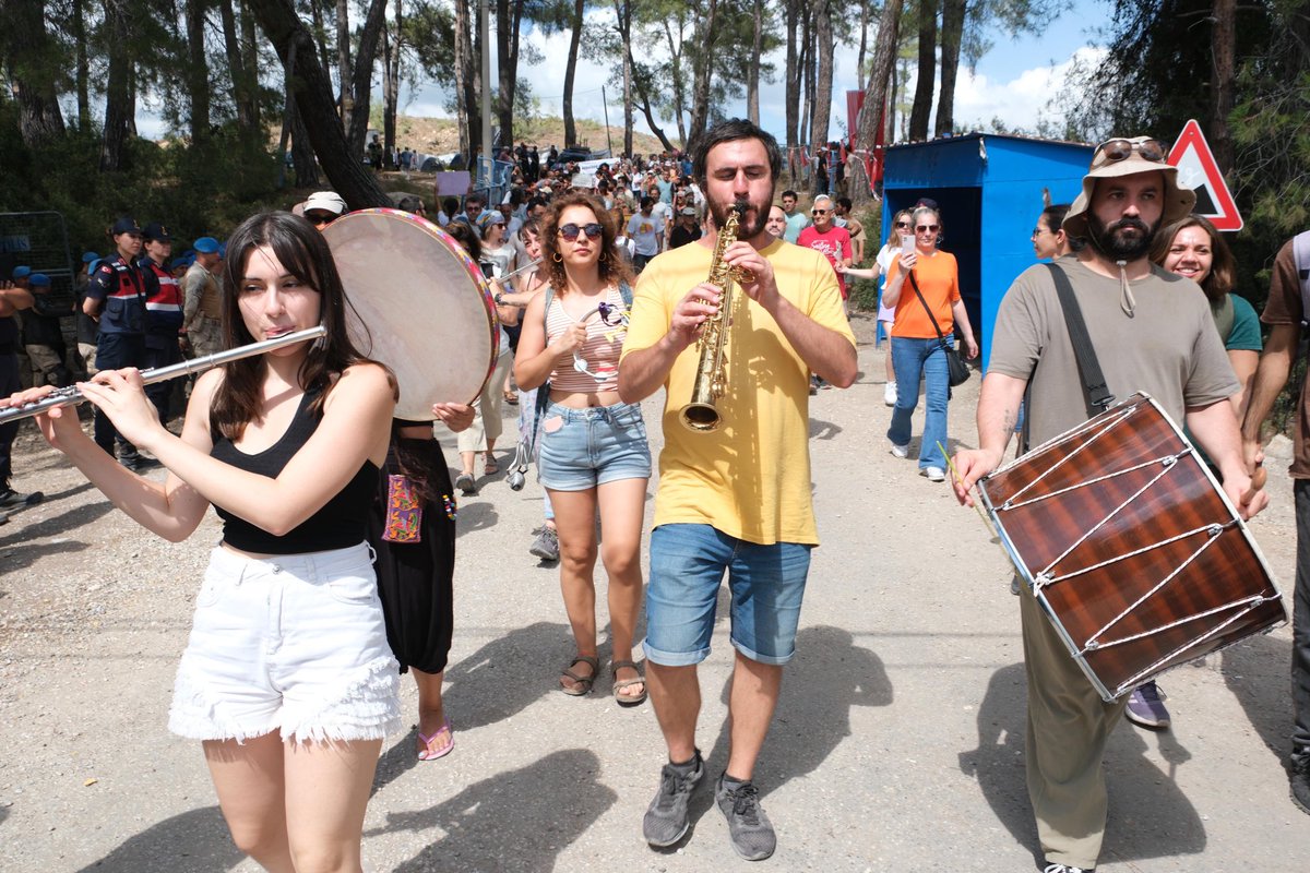 TEHİS ve Müzik emekçileri olarak akbelen direnişine müziğimiz ile güç katmaya gittik. Müziğin ve direnişin birleştirici gücünü gösterdik. Akbelen yalnız değildir! #AkbeleneDokunma