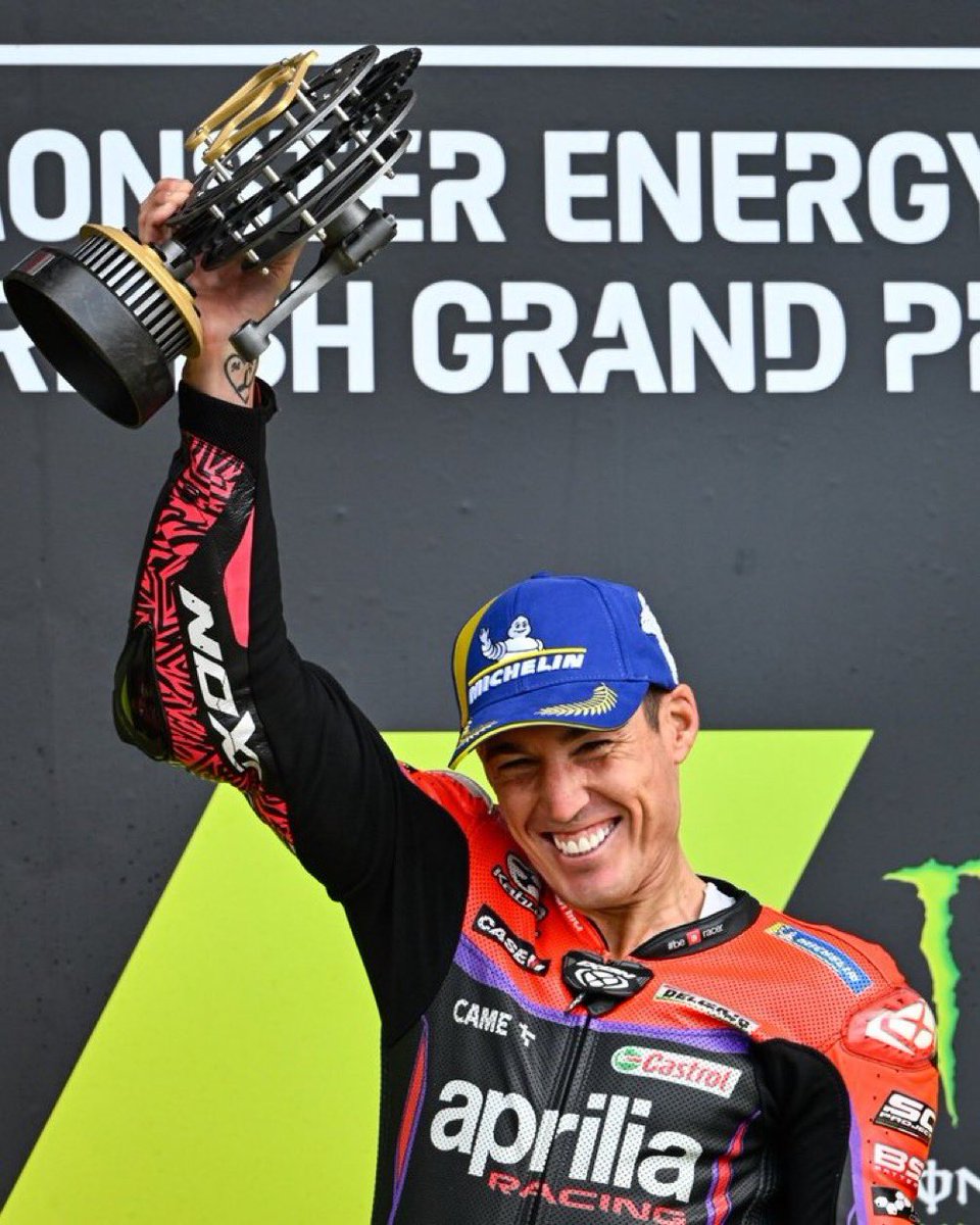 AleixEspargaro's tweet photo. Bona nit. https://t.co/Ky3YWXF8kQ