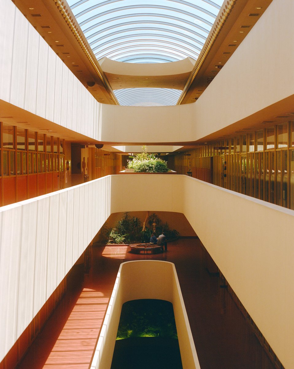 nickjrufo's tweet photo. A walk through a Frank Lloyd Wright masterpiece https://t.co/4nxjIoU1iU