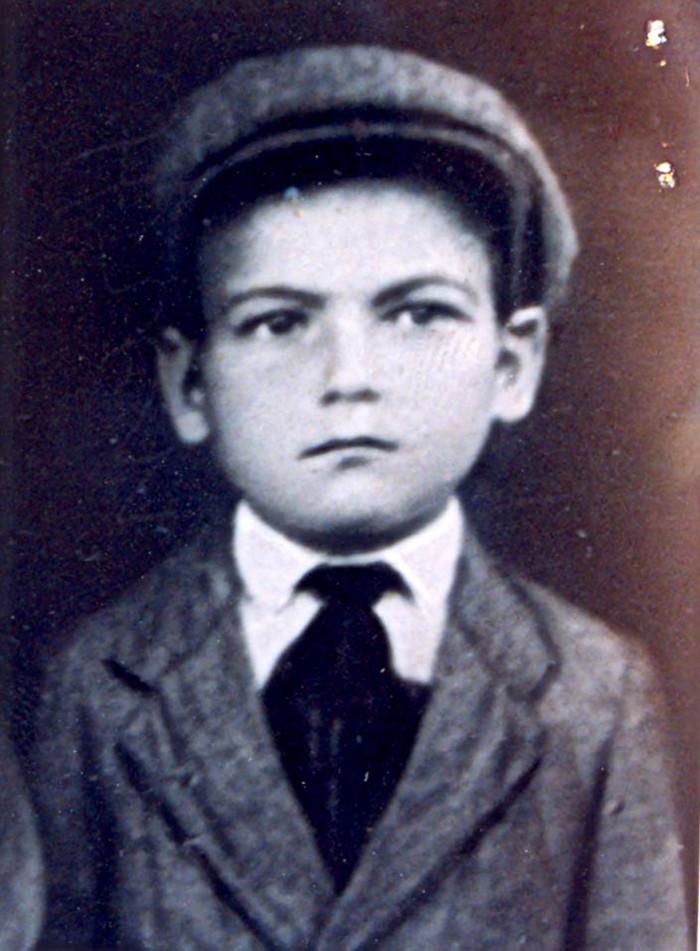 shannara77's tweet photo. @AuschwitzMuseum (1/n) Dvora Rifca had at least 2 siblings:
> Gizela who was a survivor.
> Dov Erno Aron born  23-01-1928 (16) who died in Auschwitz January 1945.😢

They were the children of Ides Ida Berger nee Klain, born 12-02-1904.
Father not known to me.
⬇️ https://t.co/N3JeBLnANo