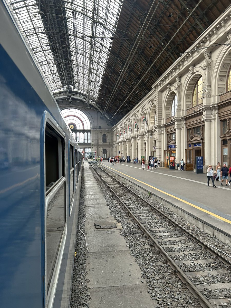 martin_speer's tweet photo. Einsteigen für Etappe 3 - Über Nacht geht es ab #Budapest Keleti pályaudvar in 15-16 Stunden nach #Bukarest. Liege- und Schlafwagen sind seit Wochen ausgebucht. Zu wenig Kapazität. Daher fahrt in einem der beiden Sitzwagen. Sind auch voll ausgelastet.

#HellasExpress #Interrail https://t.co/gO1GXzXwSD