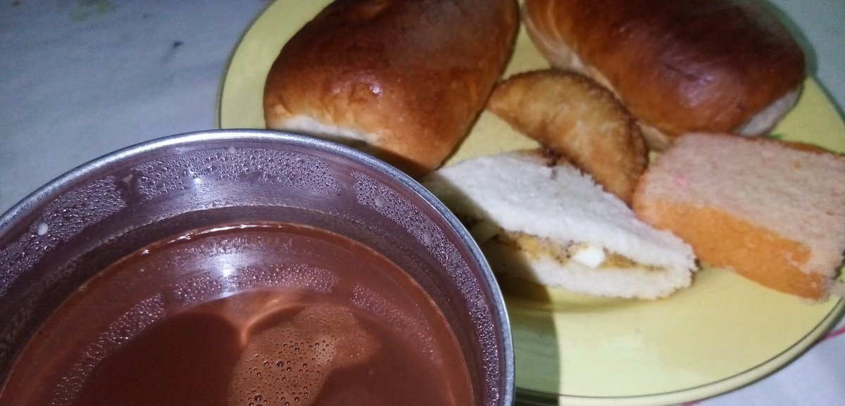 #TastyTuesday
⁣මගේ සාමාන්‍ය ආහාර රටාව 17 🥺❤️😋
▶️ Chicken Wrap සමග උළුඳු වඩේ
▶️ පරාටා, බැදපු මාළු, සොසේජස්, බිත්තර ඔම්ලට් සහ කඩල තෙල්දැමුම
▶️ Barn House Eco Studio හී විවාහ මංගල භෝජනය
▶️ Hot Chocolate පානය සමග Chicken Bun, Fish Patty, Egg Sandwich සහ Cake
#MyFoodStoryWithDewMal