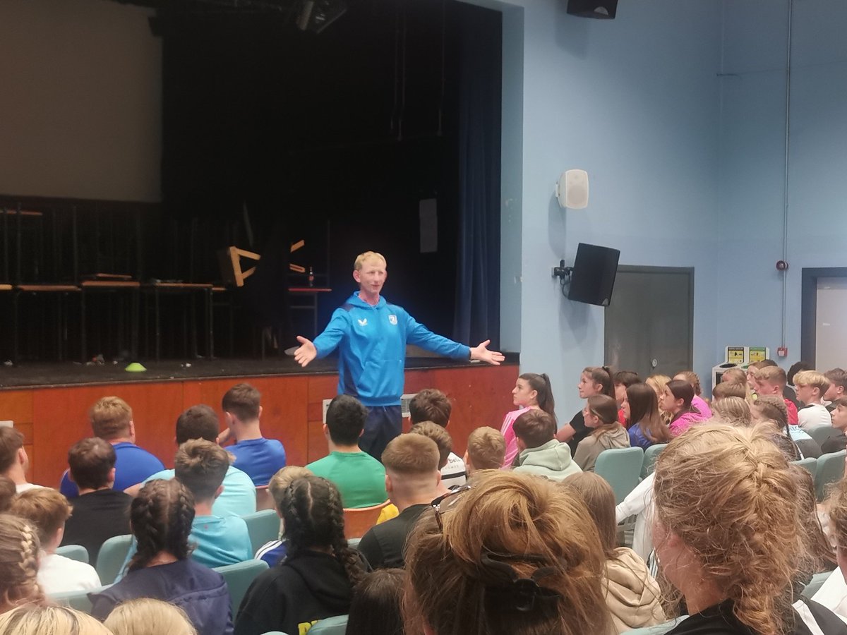 Mahersie83's tweet photo. Brilliant way to finish off Day 1 of our final week on @LeinsterBranch SOE.
Delighted to welcome @leinsterrugby Head Coach Leo Cullen to @Kings_Hospital. Fantastic opportunity for the players on camp to chat with and throw some questions at the head coach! #FromTheGroundUp #SOE https://t.co/p8hMdsf2sr