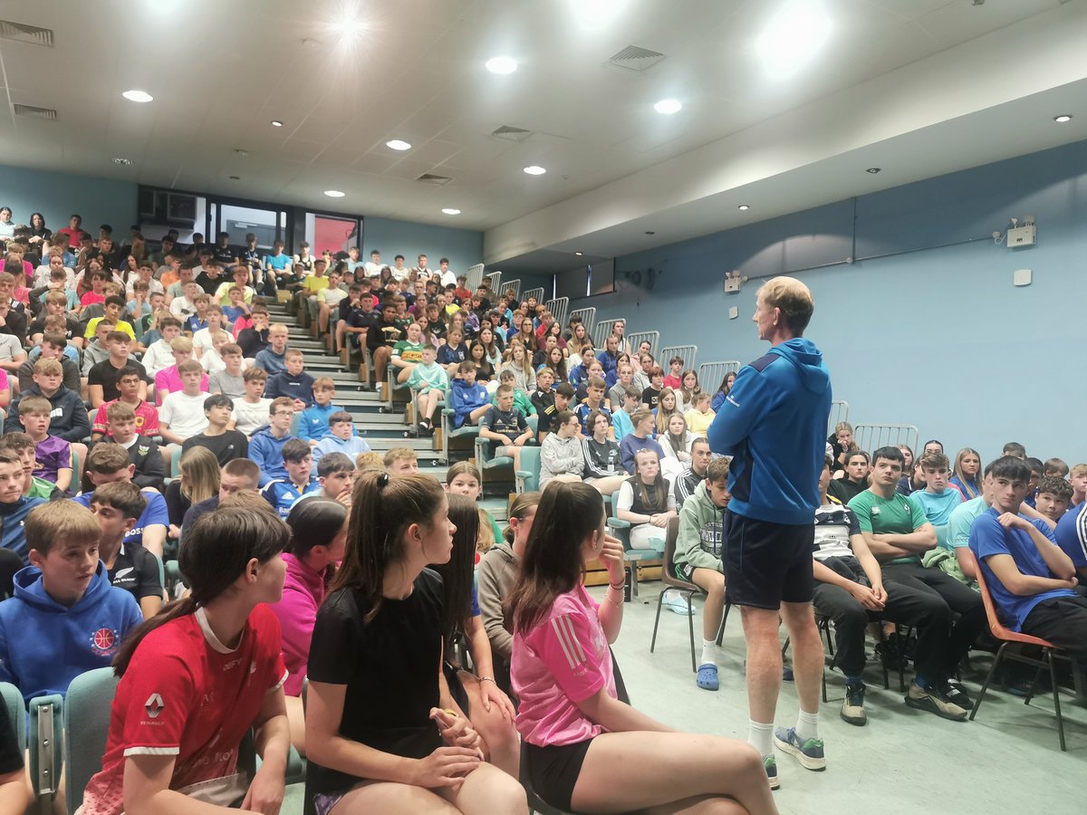 Mahersie83's tweet photo. Brilliant way to finish off Day 1 of our final week on @LeinsterBranch SOE.
Delighted to welcome @leinsterrugby Head Coach Leo Cullen to @Kings_Hospital. Fantastic opportunity for the players on camp to chat with and throw some questions at the head coach! #FromTheGroundUp #SOE https://t.co/p8hMdsf2sr