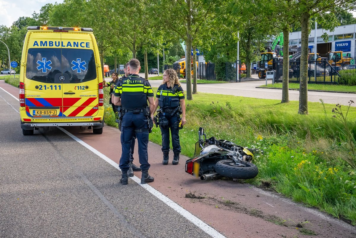Reality_Photo's tweet photo. Maandag aan het eind van de middag is een motorrijder gewond geraakt bij een eenzijdig ongeval op de Abt van Engelenlaan in Nieuwkuijk.

De motorrijder is met onbekend letsel overgebracht naar het ziekenhuis. https://t.co/cxvb743mHB
