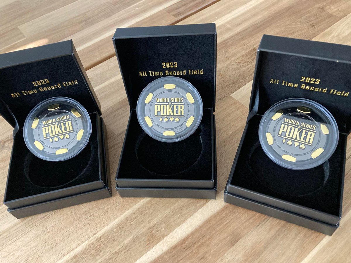 UWAGA! AUKCJA CHARYTATYWNA! 🔥

Niecały miesiąc temu pisałem z Las Vegas, że udało mi się zdobyć trzy pamiątkowe card protectory z ostatniego Main Eventu WSOP. Aby dostać taki piękne cudeńko trzeba było zapłacić 10.000$ i zagrać w turnieju głównym. W tym roku frekwencja była